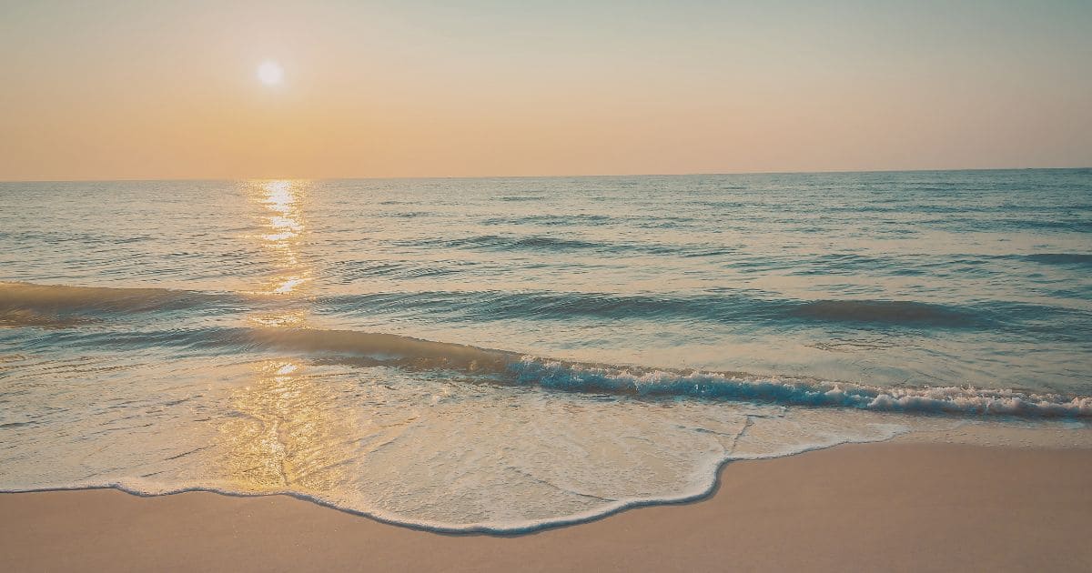 mer calme à l’aube, horizon paisible et silencieux