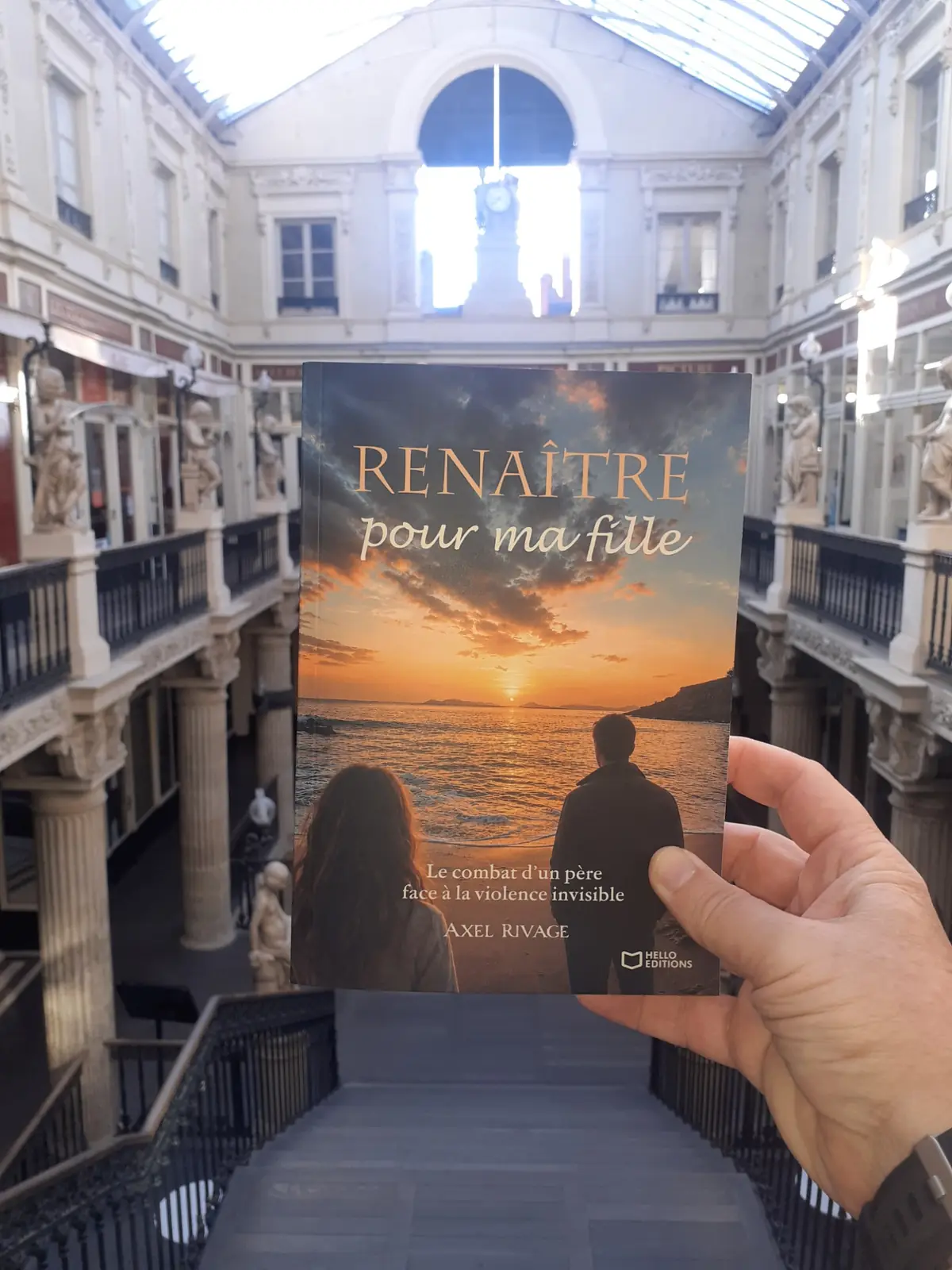 Livre "Renaître pour ma fille" d'Axel Rivage photographié au Passage Pommeraye à Nantes, illustrant le parcours personnel de son auteur.