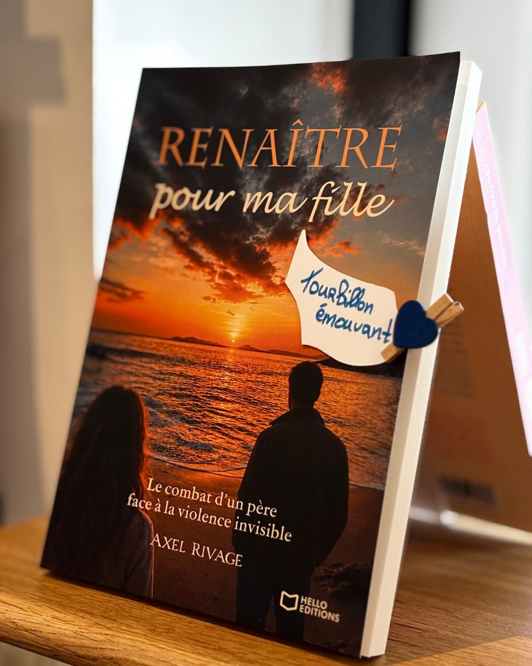 Le livre Renaître pour ma fille d’Axel Rivage mis en avant comme coup de cœur à la librairie Hello à Paris, avec la mention « Tourbillon émouvant ».